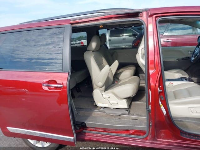 2017 TOYOTA SIENNA XLE 7 PASSENGER 8