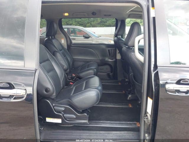 2019 TOYOTA SIENNA SE 8