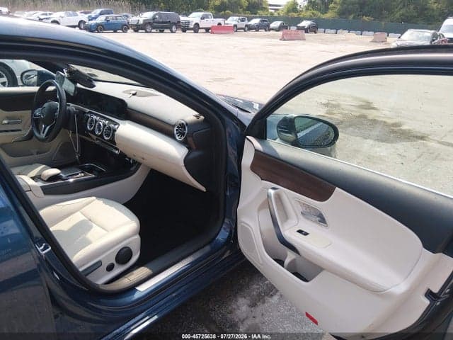 2022 MERCEDES-BENZ A 220 5