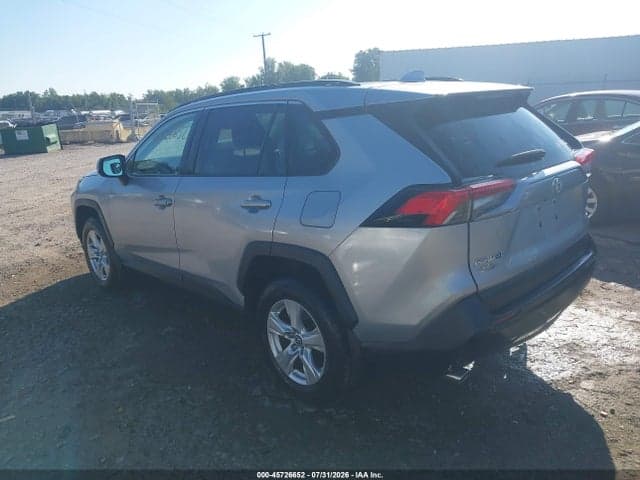 2020 TOYOTA RAV4 XLE 3