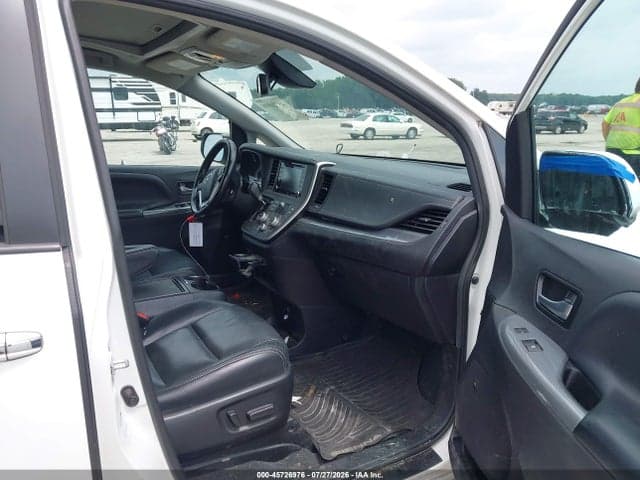 2020 TOYOTA SIENNA SE PREMIUM 5