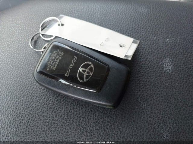 2019 TOYOTA RAV4 XLE 11