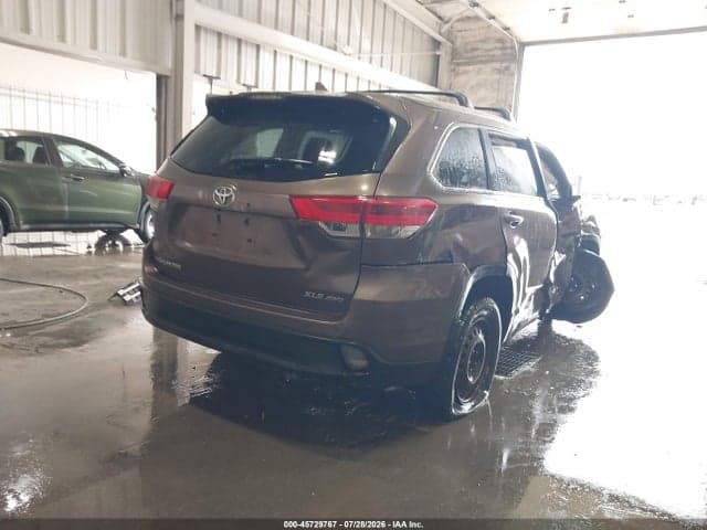 2017 TOYOTA HIGHLANDER XLE 4
