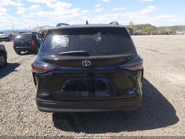 2026 TOYOTA SIENNA XLE 17