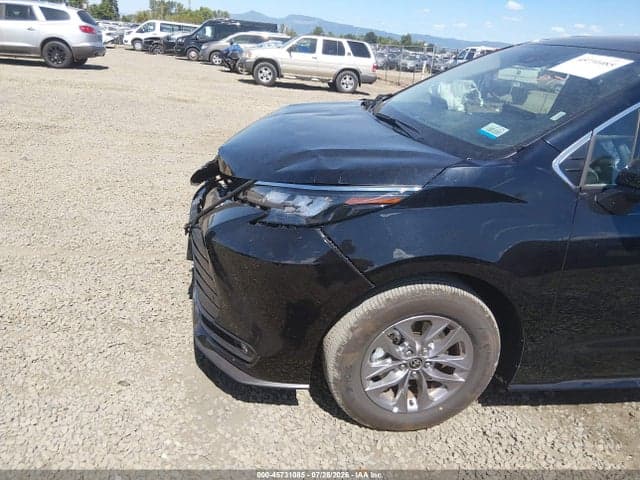 2026 TOYOTA SIENNA XLE 18