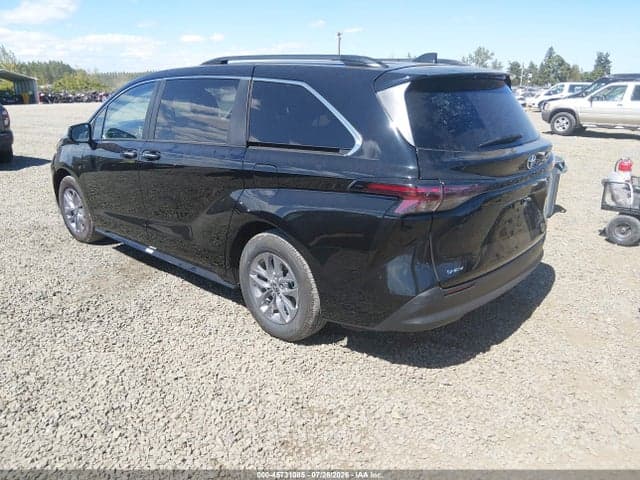 2026 TOYOTA SIENNA XLE 3