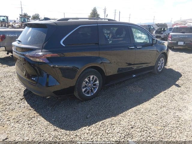 2026 TOYOTA SIENNA XLE 4