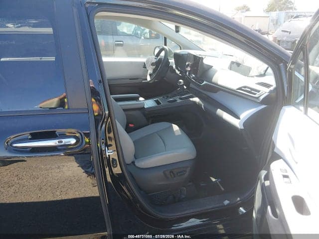 2026 TOYOTA SIENNA XLE 5