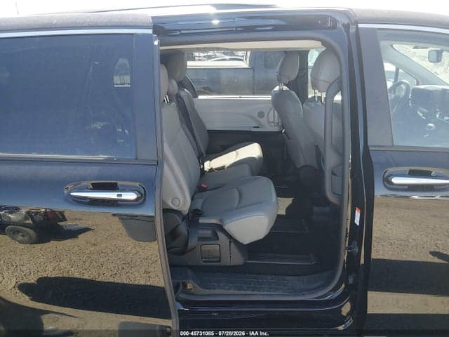 2026 TOYOTA SIENNA XLE 8