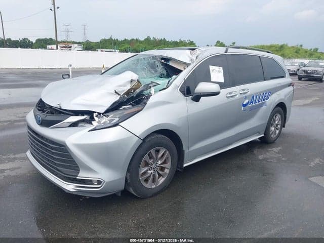 2023 TOYOTA SIENNA XLE 2