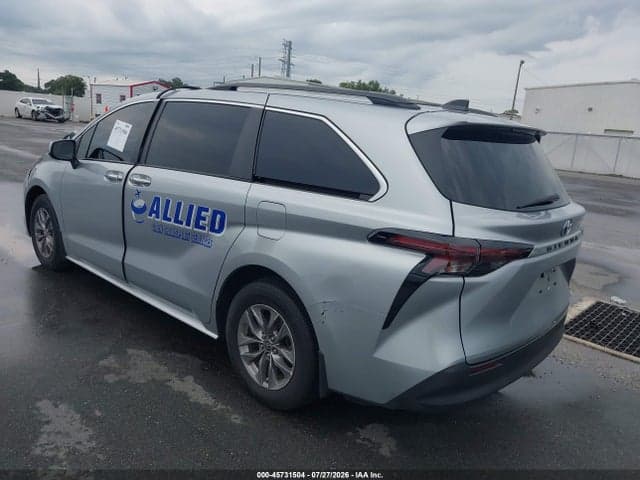 2023 TOYOTA SIENNA XLE 3