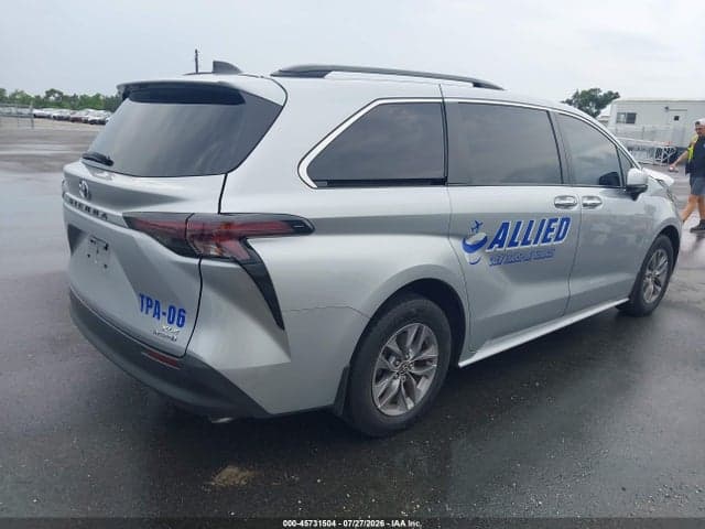 2023 TOYOTA SIENNA XLE 4