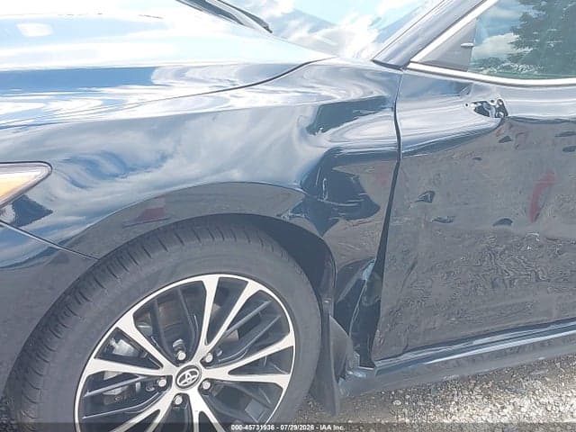 2019 TOYOTA CAMRY SE 18