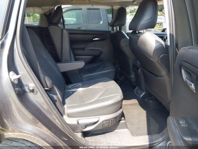 2020 TOYOTA HIGHLANDER XLE 8