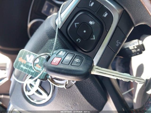 2017 TOYOTA CAMRY SE 11