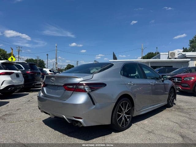 2021 TOYOTA CAMRY SE 4