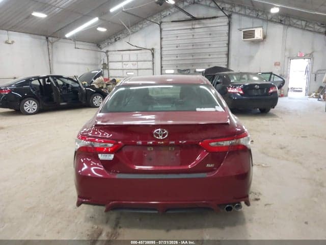 2018 TOYOTA CAMRY SE 16