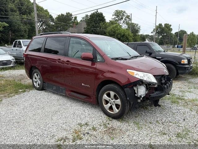 2017 TOYOTA SIENNA LE - 1