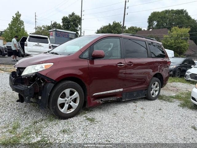 2017 TOYOTA SIENNA LE 2