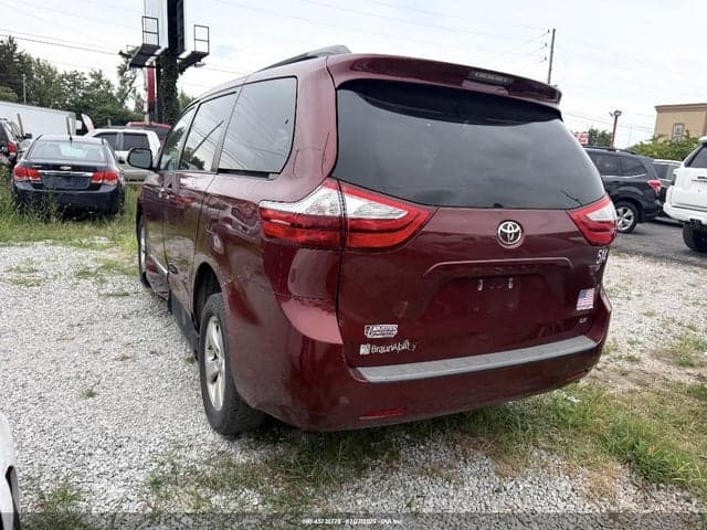 2017 TOYOTA SIENNA LE 3