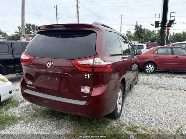 2017 TOYOTA SIENNA LE 4