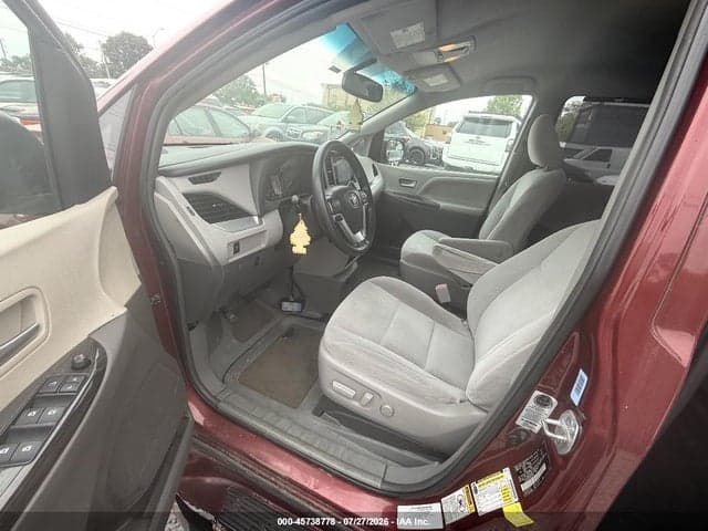 2017 TOYOTA SIENNA LE 5