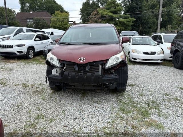 2017 TOYOTA SIENNA LE 6
