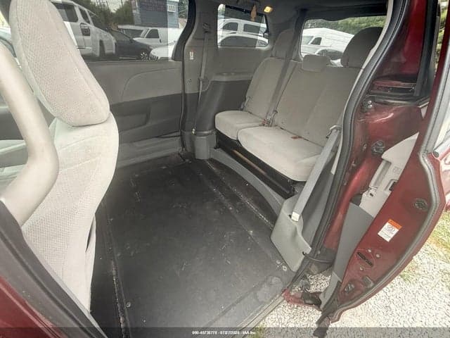 2017 TOYOTA SIENNA LE 8