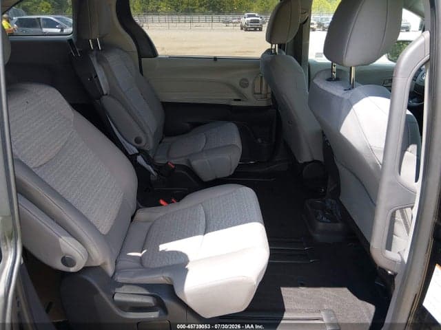 2022 TOYOTA SIENNA LE 8