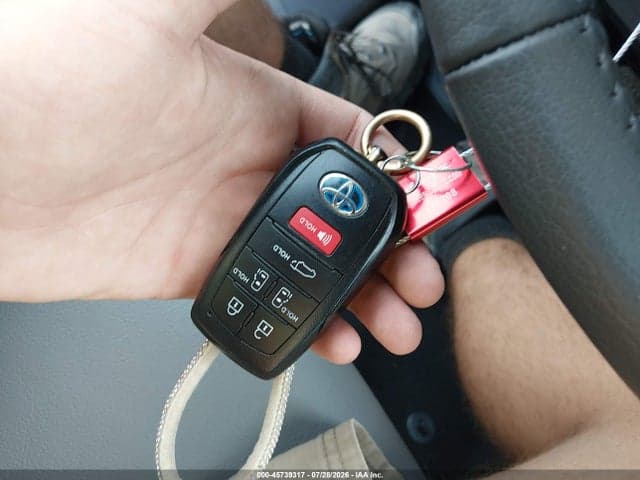 2024 TOYOTA SIENNA XLE 11