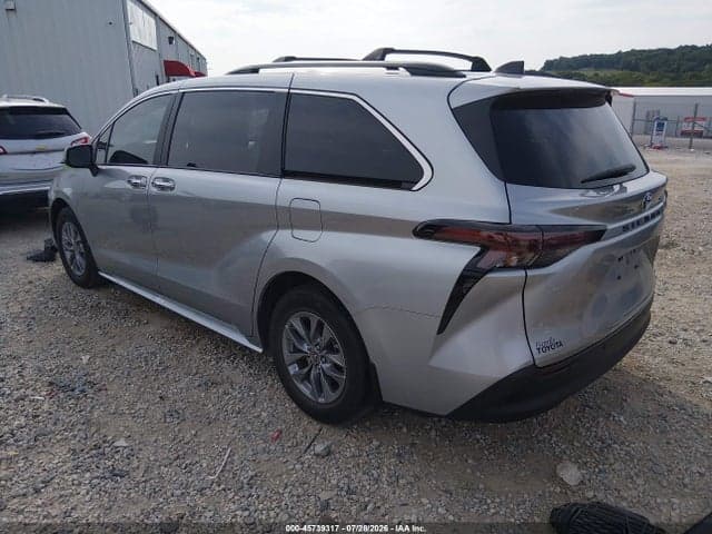 2024 TOYOTA SIENNA XLE 3