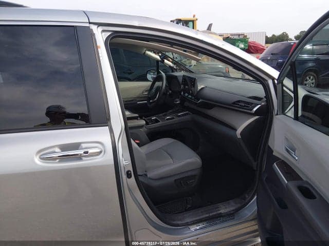 2024 TOYOTA SIENNA XLE 5