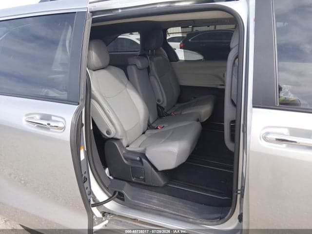 2024 TOYOTA SIENNA XLE 8