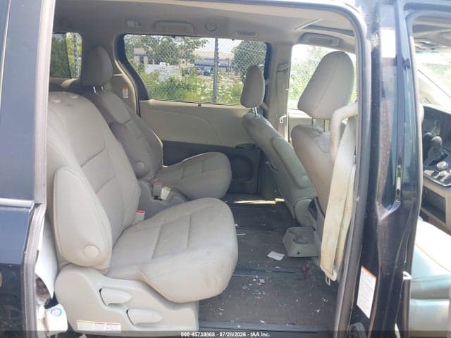 2017 TOYOTA SIENNA XLE 7 PASSENGER 8