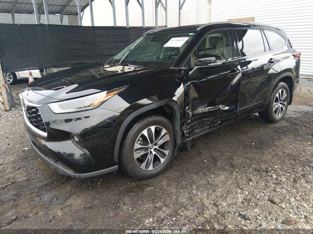 2022 TOYOTA HIGHLANDER XLE 2
