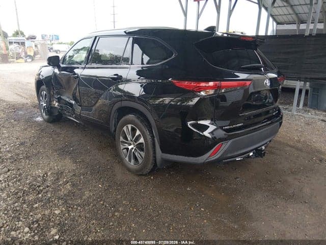 2022 TOYOTA HIGHLANDER XLE 3