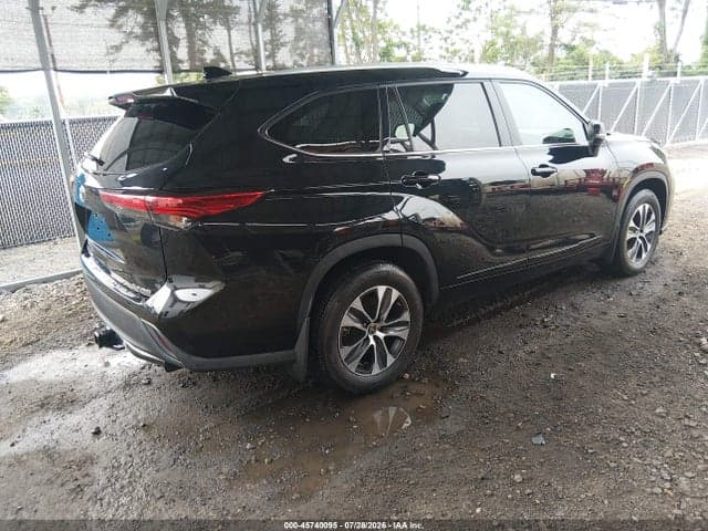 2022 TOYOTA HIGHLANDER XLE 4