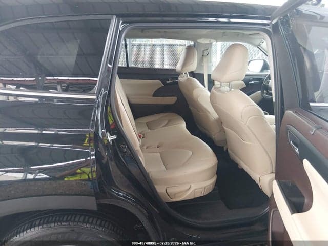 2022 TOYOTA HIGHLANDER XLE 8