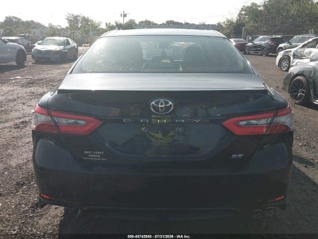 2018 TOYOTA CAMRY SE 16