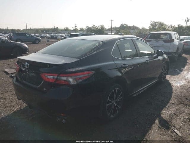 2018 TOYOTA CAMRY SE 4