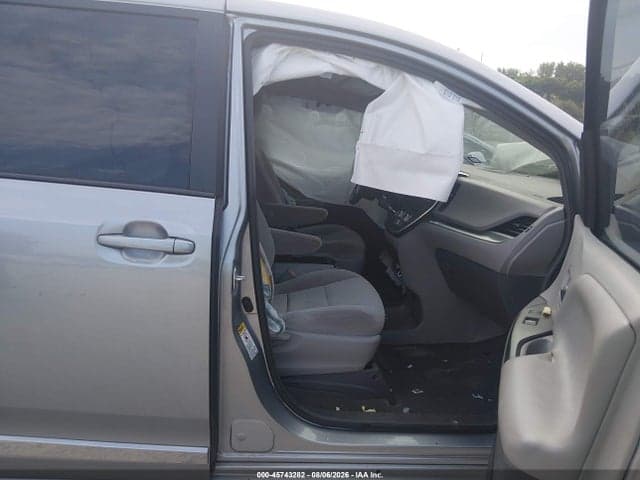 2017 TOYOTA SIENNA LE 8 PASSENGER 5