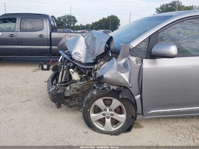 2017 TOYOTA SIENNA LE 8 PASSENGER 6