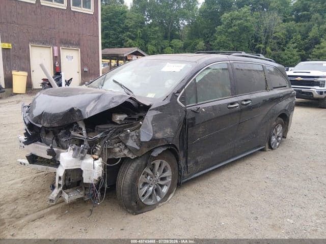 2026 TOYOTA SIENNA XLE 2
