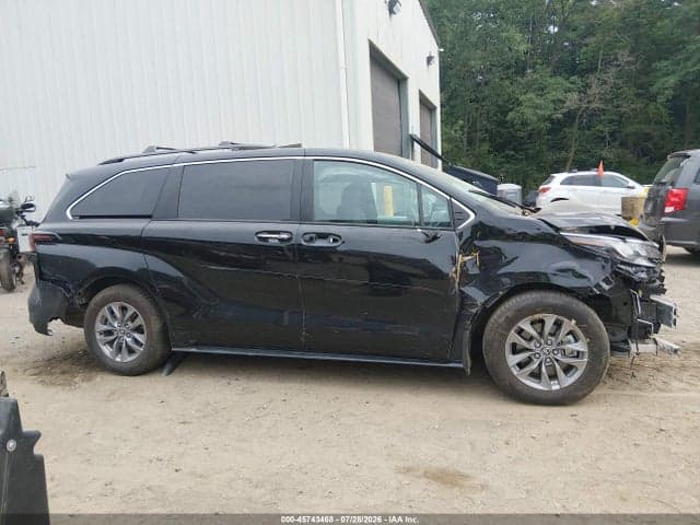 2026 TOYOTA SIENNA XLE 13