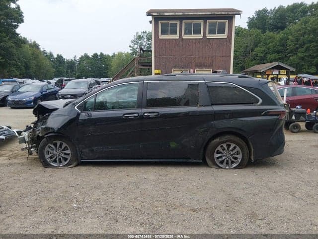 2026 TOYOTA SIENNA XLE 14