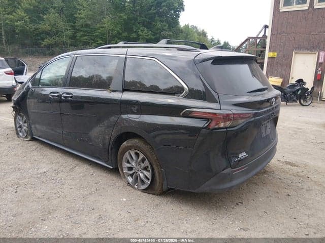 2026 TOYOTA SIENNA XLE 3