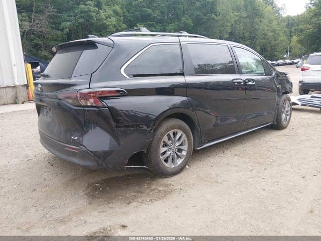 2026 TOYOTA SIENNA XLE 4