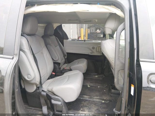 2026 TOYOTA SIENNA XLE 8