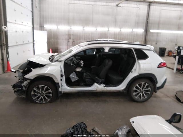 2024 TOYOTA COROLLA CROSS XLE 15