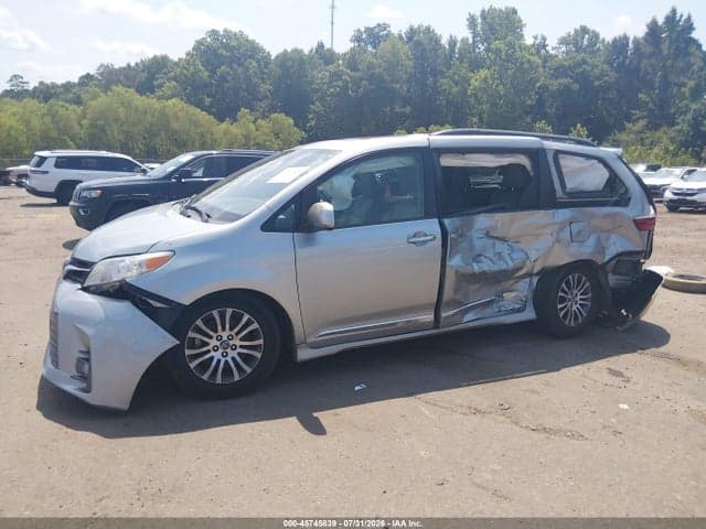 2019 TOYOTA SIENNA XLE 8 PASSENGER 6